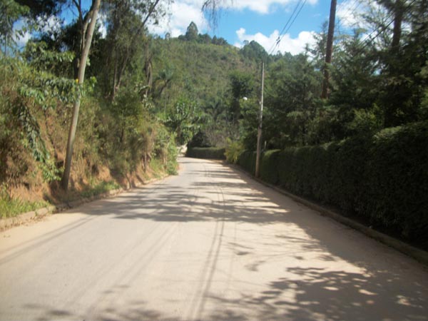 A estrada foi asfaltada em 2002 facilitando a vida dos moradores./ Foto: Aline Rickly