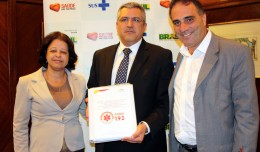 Aparecida Barbosa e prefeito Paulo Mustrangi entregam caderno deencargos do SAMU ao ministro Padilha