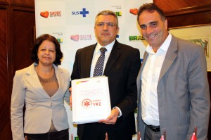 Aparecida Barbosa e prefeito Paulo Mustrangi entregam caderno deencargos do SAMU ao ministro Padilha