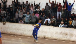 João vibra com a torcida que lotou o Corrêas