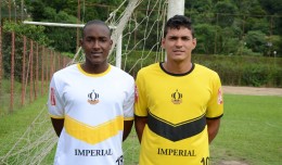 Dudu (esquerda) com o uniforme 2 e Léo Mota com o número 1 (amarelo)