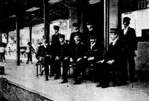 Funcionários da estação de Petrópolis posando na plataforma (Revista da Semana, 6/8/1905).
