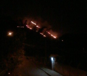 Foto: Nanna Marques, 12/12 - vista do bairro Castelo São Manoel para o incêndio que acontece em Corrêas