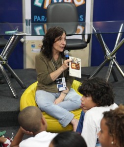 Sandra Pina é especialista em Literatura Infantil e Juvenil pela UFF, presidente da Associação de Escritores e Ilustradores de Literatura Infantil e Juvenil 