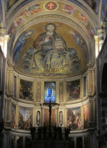 Vista da capela-mor, com o mosaico do Cristo Pantocrator