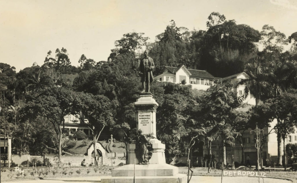 Monumento a José Tomás da Porciúncula na praça Rui Barbosa, atual praça da Liberdade. 