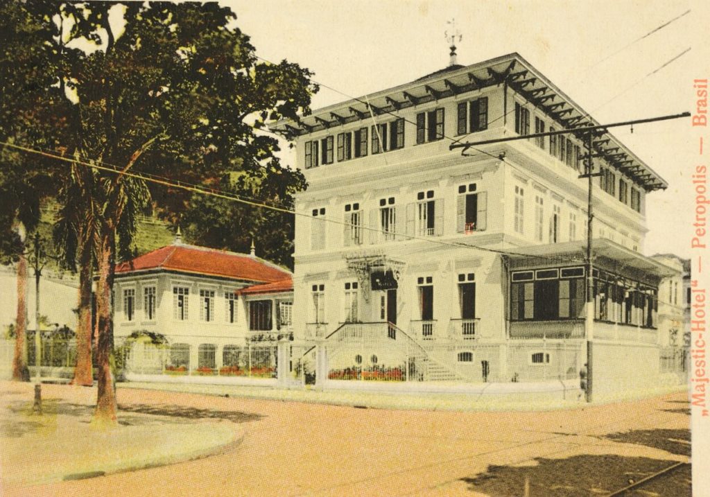 Cartão-postal mostrando o prédio do Hotel Majestic na praça da Liberdade. O prédio ocupava o terreno onde hoje está localizada a praça 14-Bis. 