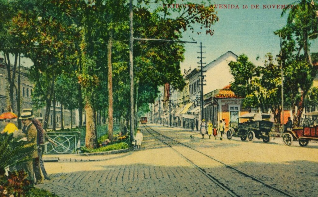 Cartão-postal impresso mostrando trecho da avenida Quinze de Novembro, atual rua do Imperador, na altura da praça Dom Pedro, no ano de 1920.