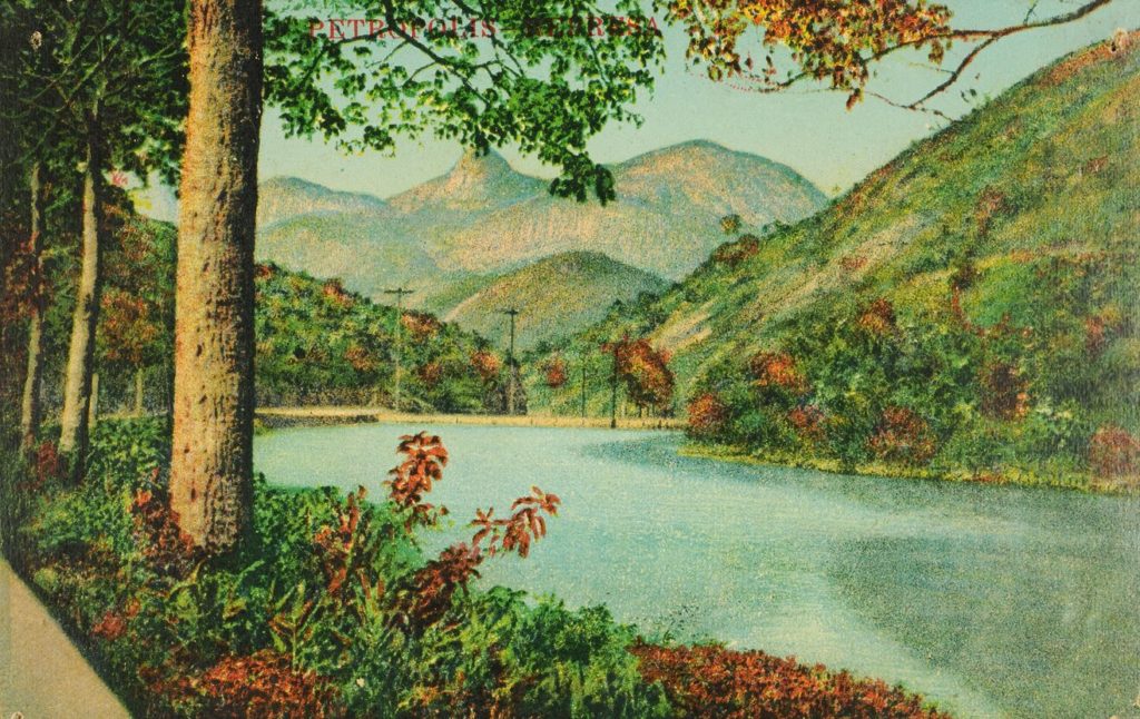 Cartão-postal impresso mostrando represa construída no rio Piabanha, na altura do bairro do Retiro, para fornecer energia para a Companhia Petropolitana de Tecidos.