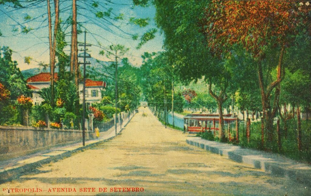 Cartão-postal impresso mostrando trecho da avenida Sete de Setembro, atual rua da Imperatriz, vista da rua Raul de Leoni. Vê-se, à direita, um bonde trafegando na ponte.