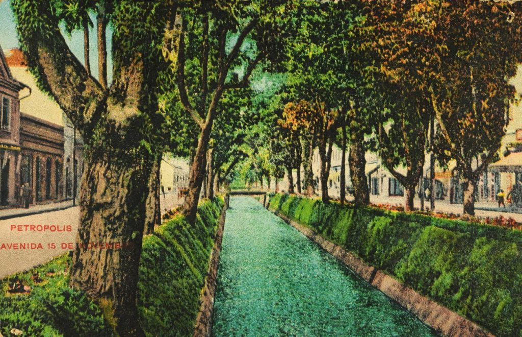 Cartão-postal impresso mostrando o rio Quitandinha, que passa pelos dois lados da avenida Quinze de Novembro, atual rua do Imperador.