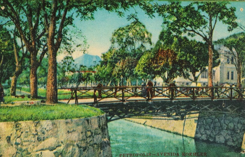 Cartão-postal fotográfico mostrando trecho da avenida Koeler visto da praça da Liberdade. À direita, vê-se parte da Vila Itararé.