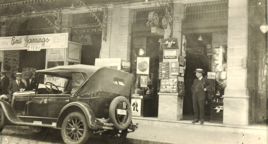 Fotografia mostrando a loja de Á Optica, no ano de 1925, na avenida Quinze de Novembro, atual rua do Imperador. A loja ficava junto ao prédio do Teatro Capitólio. (Crédito: Arquivo Histtórico / Museu Imperial)