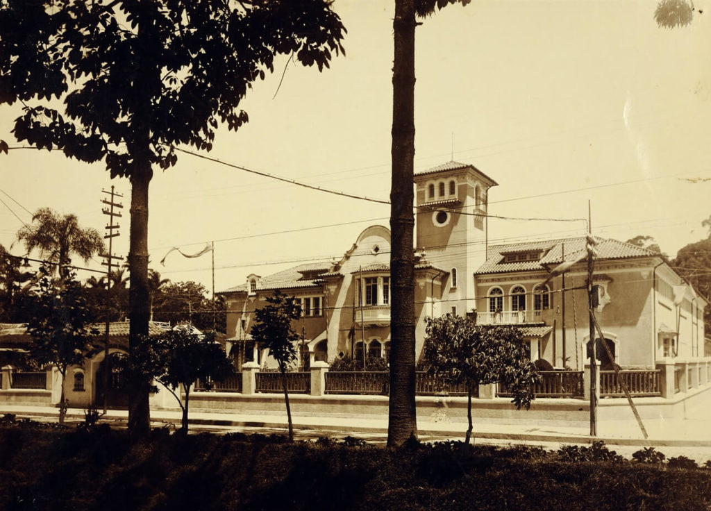 Grupo Escolar Dom Pedro II, atual Colégio Estadual Dom Pedro II, visto da avenida Quinze de Novembro, atual rua do Imperador.