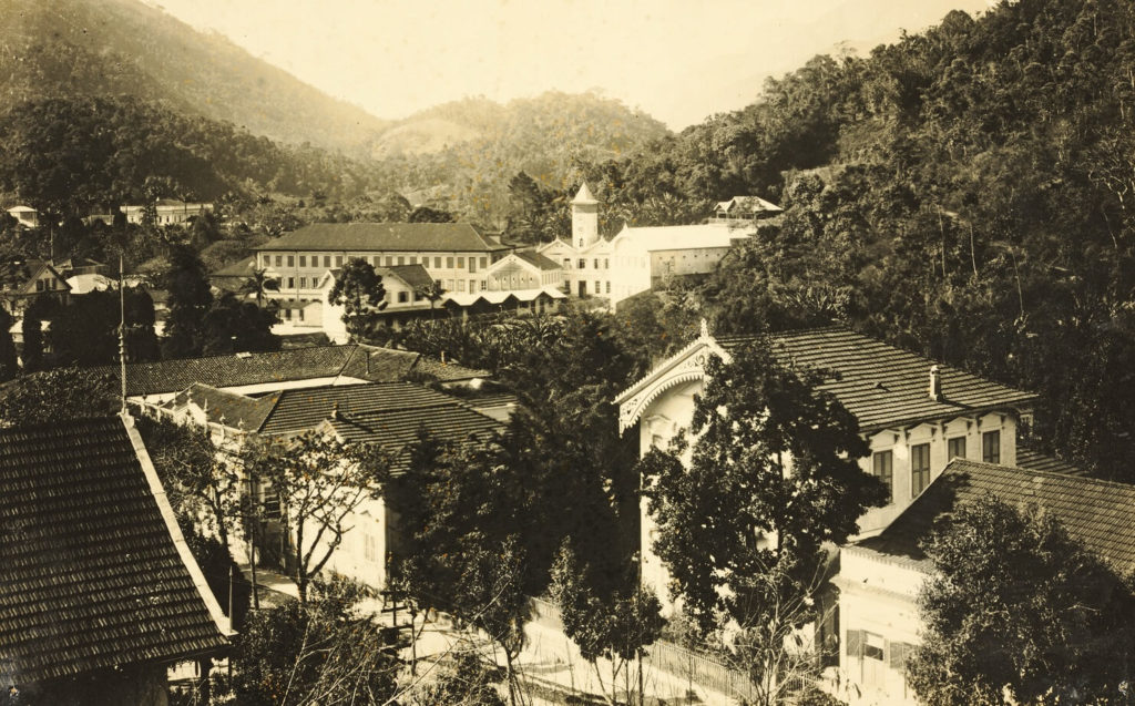 Morro da rua Marechal Deodoro, mostrando os fundos do Colégio Santa Isabel; na frente, veem-se prédios e residências, entre os quais a residência com as janelas de frente para a rua, casa onde nasceu José Kopke Fróes, em 1902.