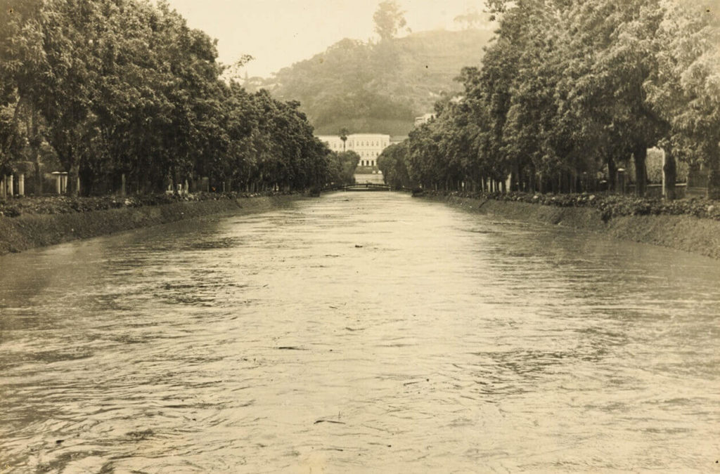 1965 - inundação na avenida Koeler. Ao fundo, vê-se o prédio onde hoje funciona a Universidade Católica de Petrópolis.