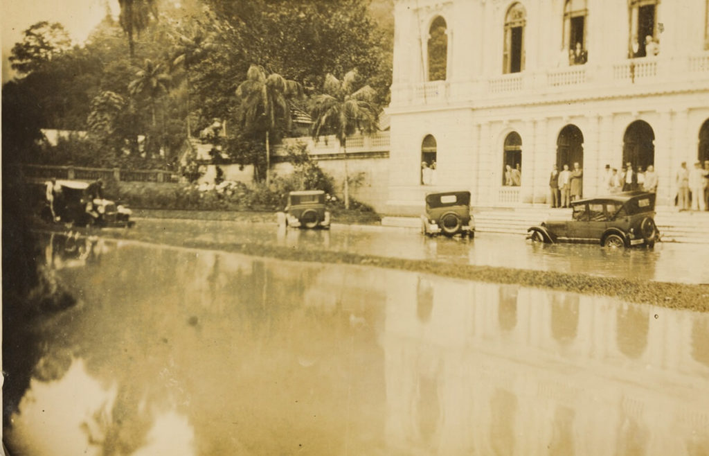 Enchente do dia 20 de março de 1930 na rua localizada em frente à Câmara Municipal de Petrópolis e na praça Visconde de Mauá.