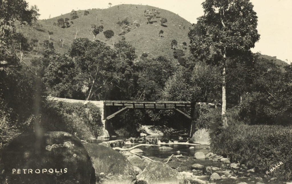 Ponte de madeira sobre o rio Morto na região do Bonfim, no bairro de Corrêas.