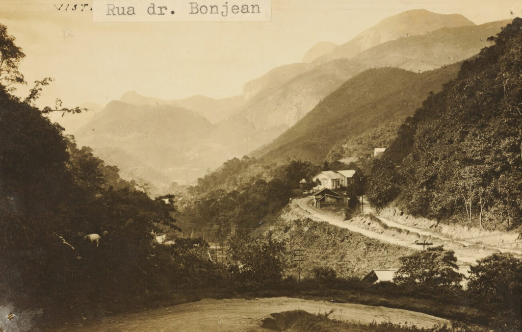 Vista de parte do bairro do Quissamã onde se veem trecho da linha de ferro e a rua Doutor Bonjean.